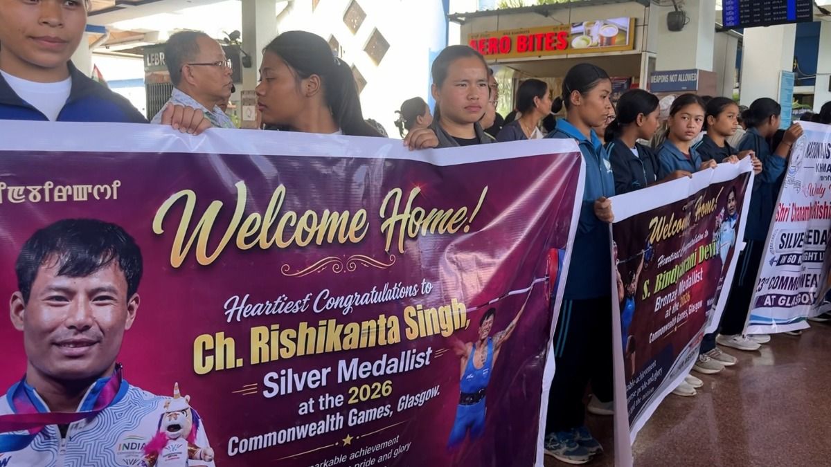 Manipur gives hero’s welcome to Commonwealth Games weightlifting medallists Bindyarani, Rishikanta
