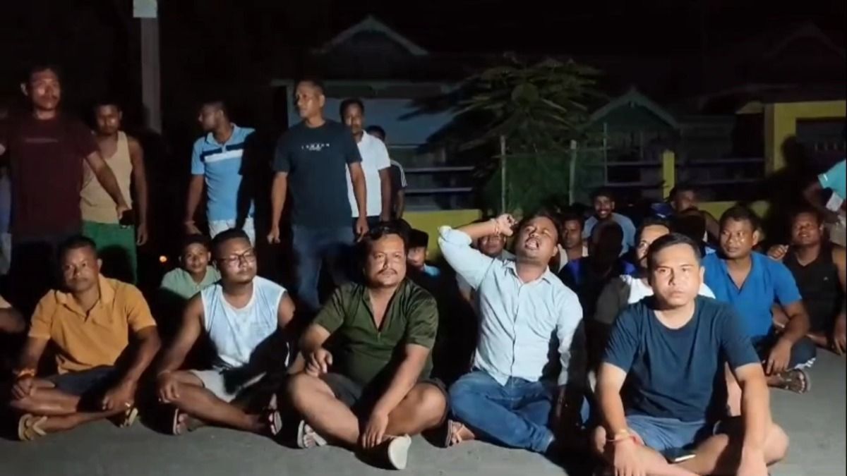 Assam: Agitated residents lock APDCL office in Abhayapuri over prolonged power outage