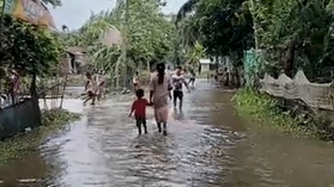 Artificial flood inundates several villages in Assam's Rupahi