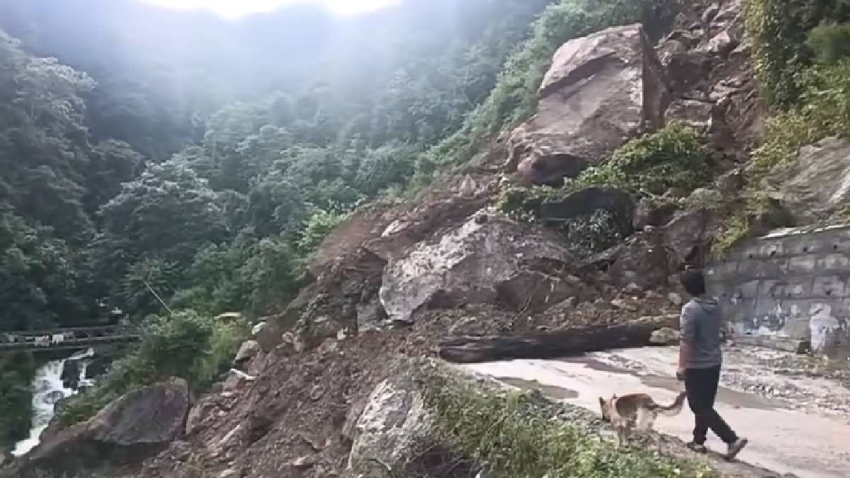 Landslide blocks Zemithang-Tawang road near border village in Arunachal, road connectivity affected