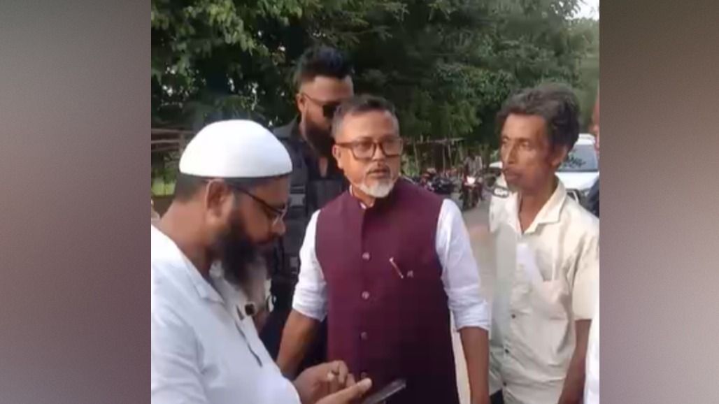 Assam: Yunis Tamuli questions Ajmal’s roadside prayers, alleges election-time religious politics