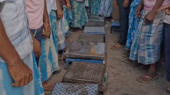 Farmers seize weighing scales over alleged under-weighing of paddy, jute at Assam’s Juria market