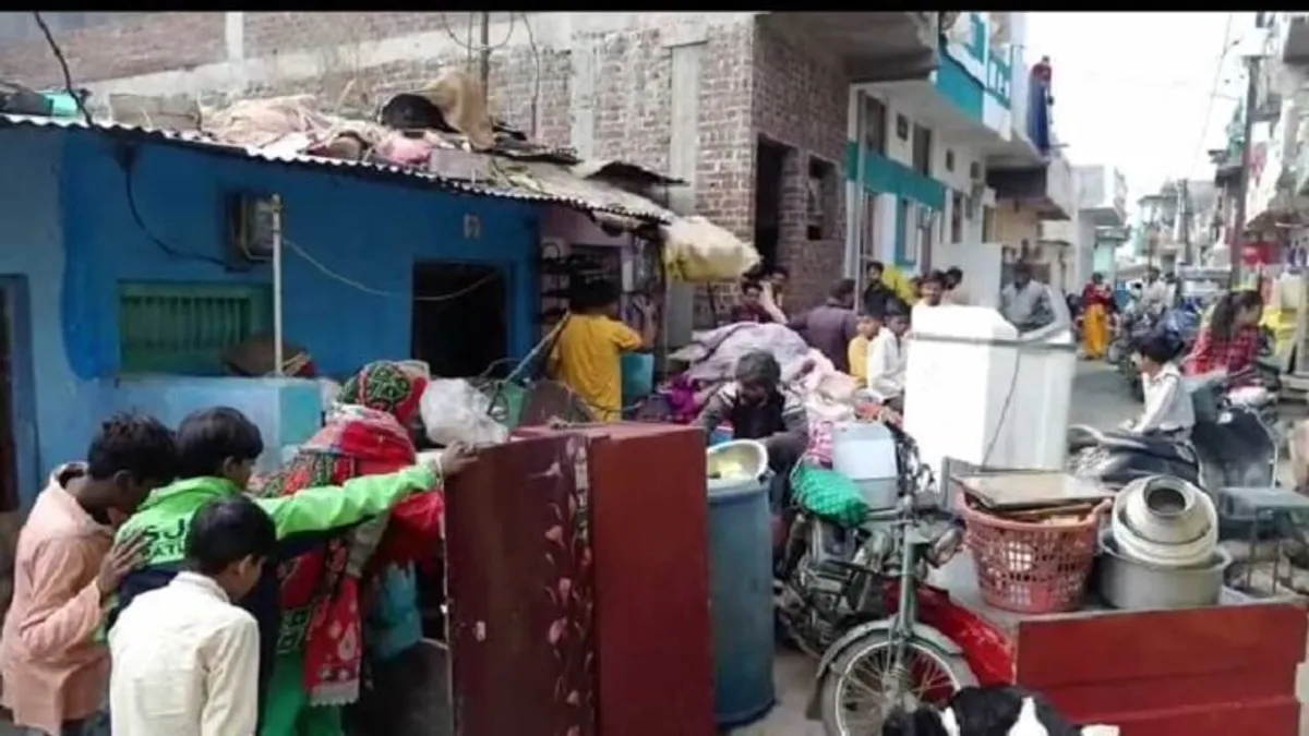 एक मकान ने पिता-पुत्री के रिश्ते के बीच डाली दरार, पिता ने मकान खाली कराया तो बेटी ने खाया जहर! ratlam news mp news property dispute Ratlam Crime News