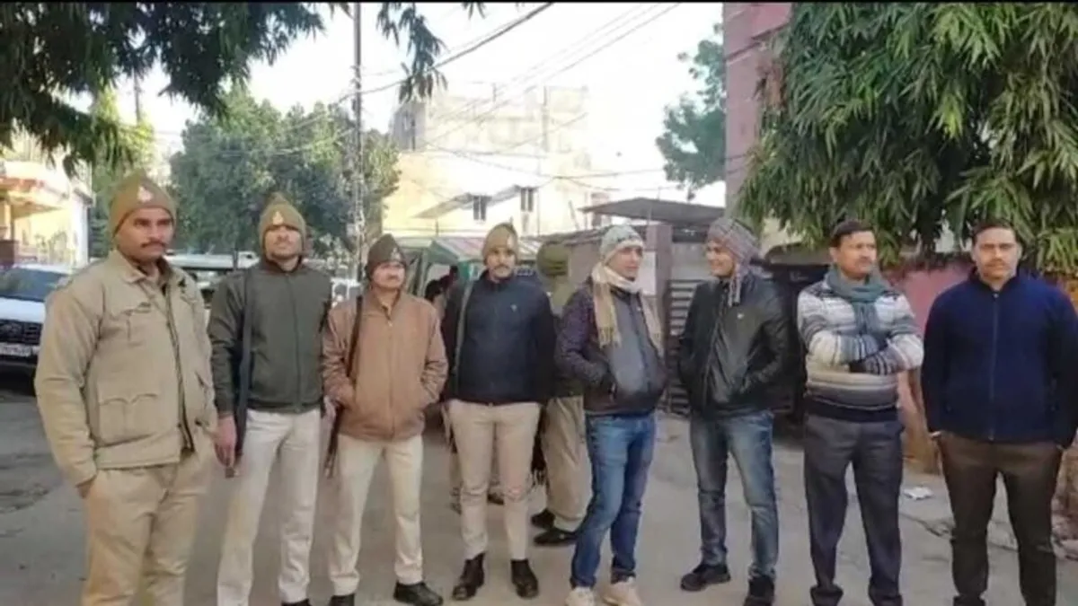 सहायक जेल अधीक्षक पर लोकायुक्त का शिकंजा, मुरैना-ग्वालियर के घरों पर छापा; पुलिस देख बिगड़ी तबियत mp news mp crime news Gwalior Crime News Morena Crime News Lokayukta police raid