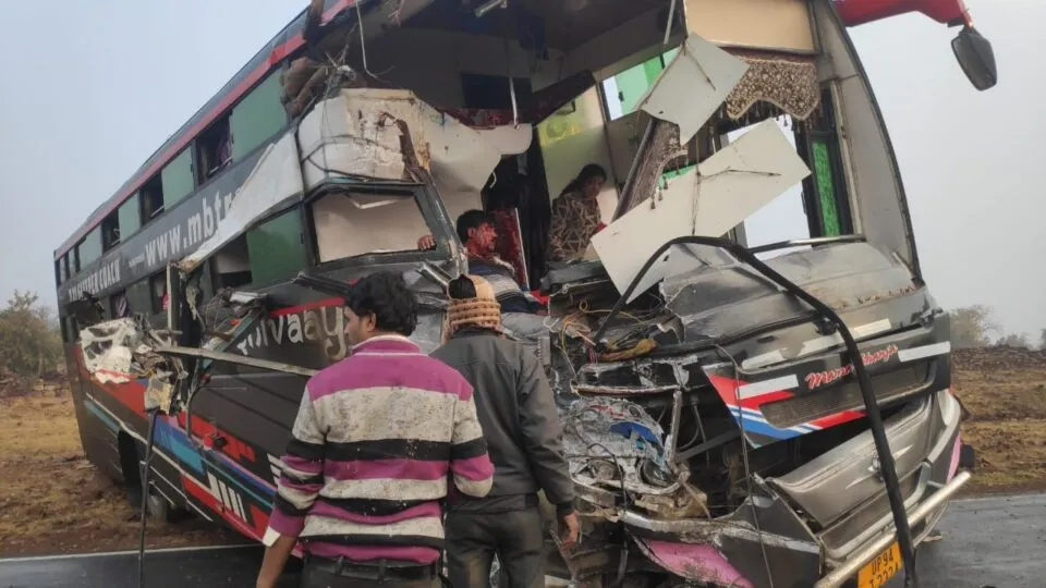 Fog becomes fatal Bus-dumper collided dumper driver painful death Ashoknagar News Accident