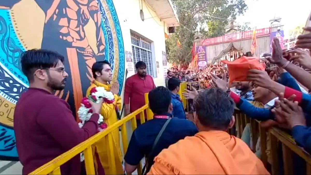 उत्तराखंड की यात्रा से बागेश्वर धाम लौटे पंडित धीरेंद्र शास्त्री, स्वागत में उमड़े भक्त Bageshwar Dham Bageshwar Dham controversy chatarpur news mp news dhirendra krishna shashtri