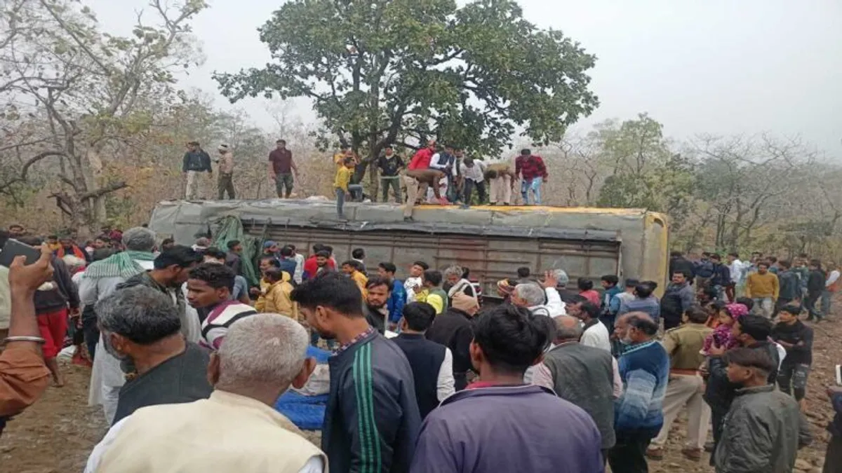 रायसेन: यात्रियों से भरी बस पलटी, कई यात्री घायल, अस्पताल में कराया भर्ती Raisen News mp news raisen bus accident