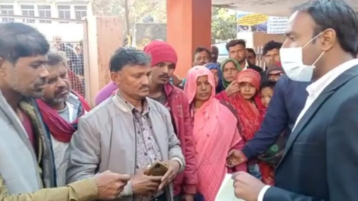 जनसुनवाई में फरियादी ने ड्रग इंस्पेक्टर पर लगाया आरोप, कहा- 40 हजार मांगी रिश्वत chatarpur news, collector jansunvayi
