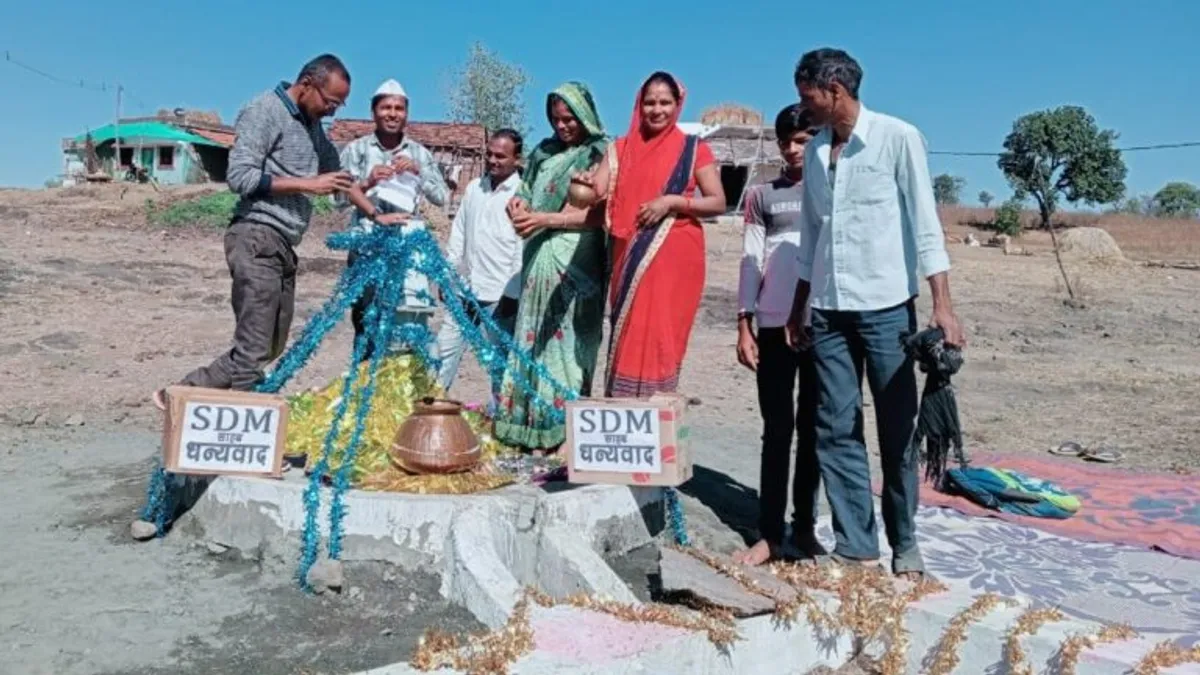 छिंदवाड़ा में झिरिया का पानी पीने वालों को मिला अनूठा तोहफा, निहाल हो गए लोग chindwara news, handpump news, drinking water, mp news
