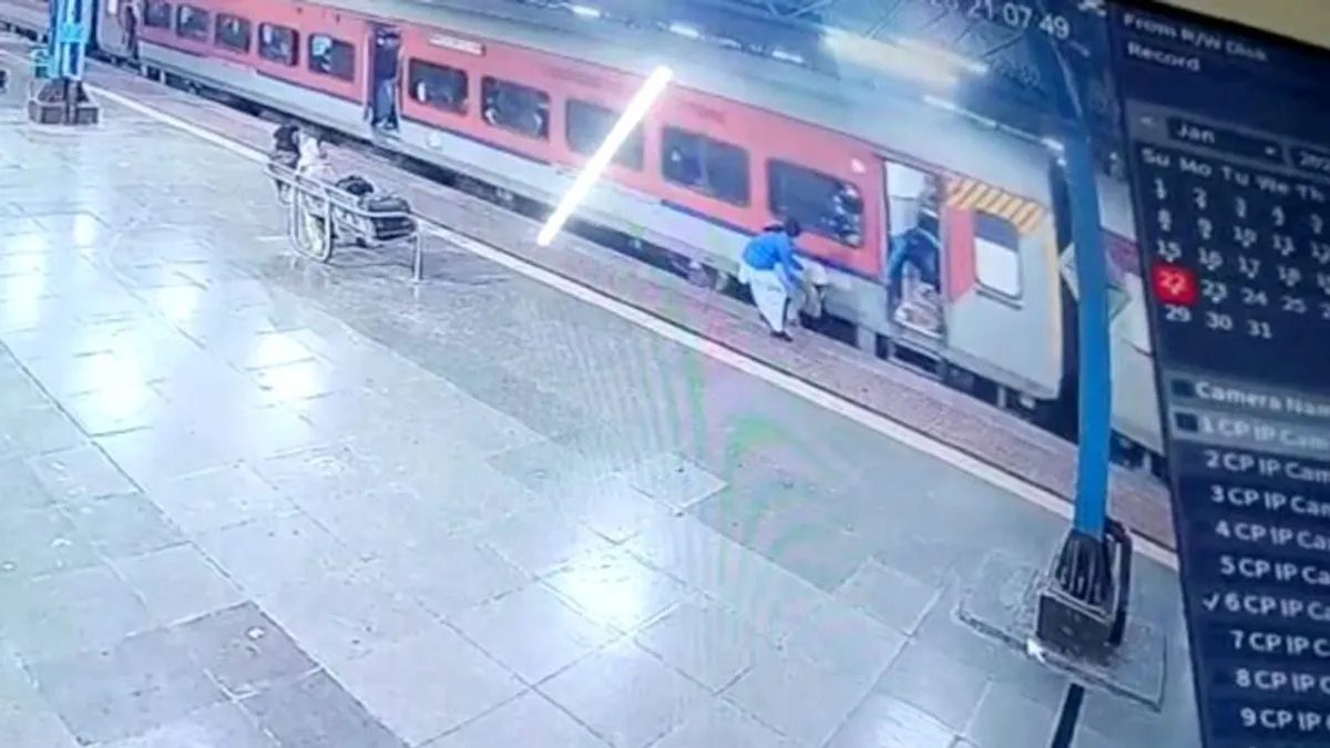 रतलाम में महिला आरक्षक बनी फरिश्ता, चलती ट्रेन में चढ़ते समय गिरे यात्री की बचाई जान Ratlam News, Railway news, Women passenger