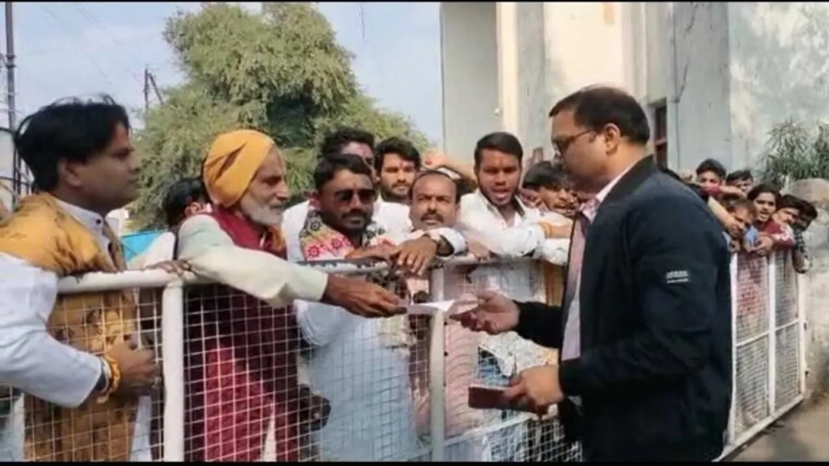छिंदवाड़ा: बागेश्वर धाम के महंत पं.धीरेंद्र शास्त्री के समर्थन में उतर रहे आम लोग chhindwara news mp news Bageshwar Dham Mahant Controversy