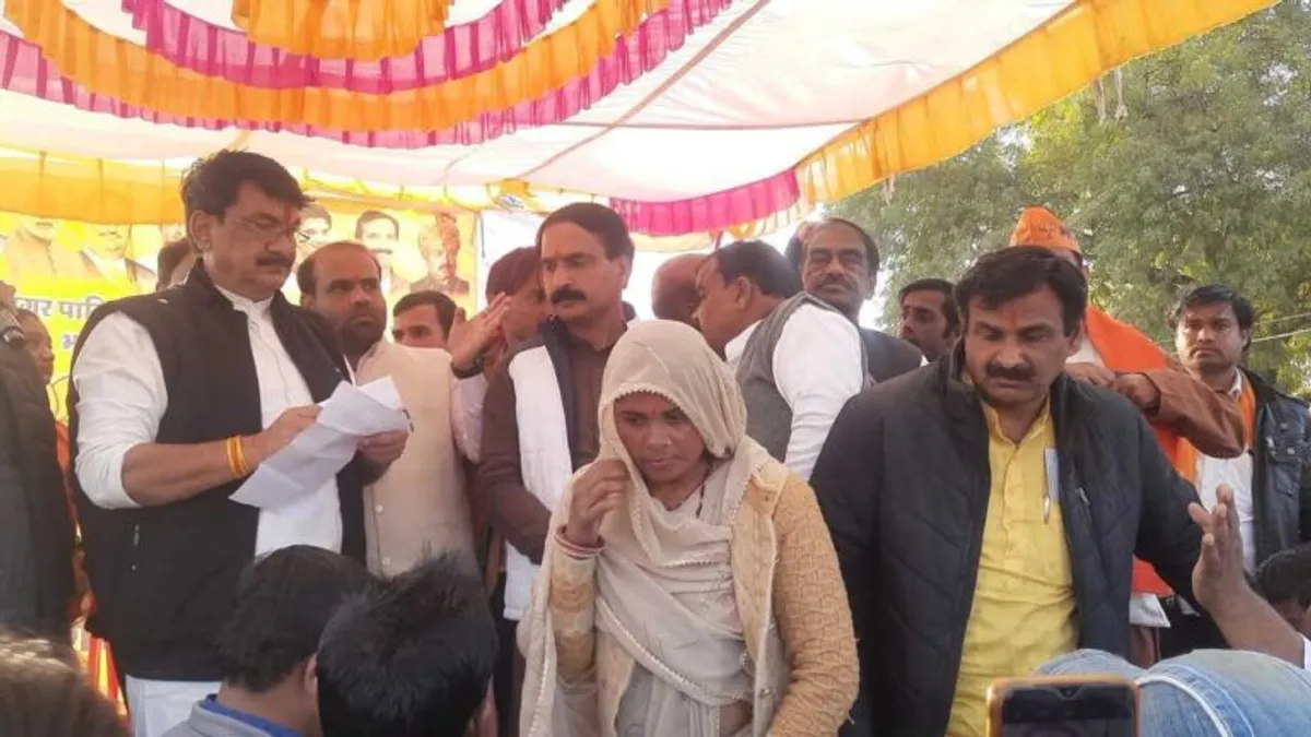 पंचायत मंत्री को उन्हीं की विधानसभा में लोगों ने घेरा, याद दिलाए वादे, पूछे ये सवाल mp politics mp news MP Panchayat Minister Mama's Bulldozer municipal elections