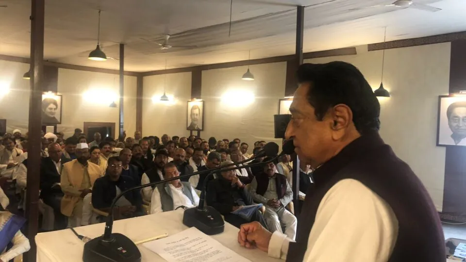 कमलनाथ अपने आवास पर जिला प्रभारियों की बैठक लेते हुए.