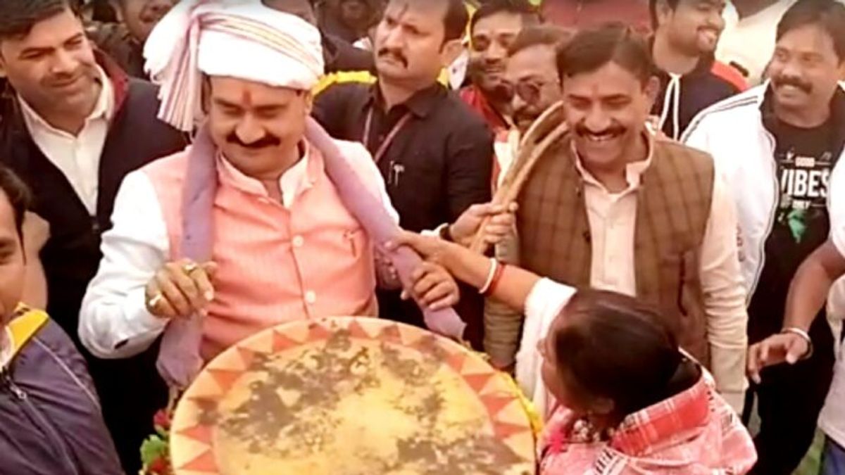 नरोत्तम मिश्रा ने गले में टांगा ढोल, 100 मीटर तक बजाते रहे; अंगुलियों में हुआ दर्द तो उतारा Narottam Mishra, MP News, MP Politics
