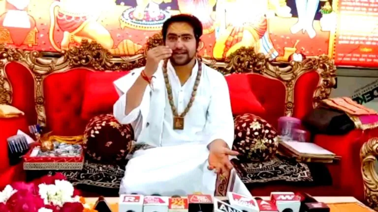 बागेश्वर धाम बना MP की सियासत का केंद्र! आज धीरेंद्र कृष्ण शास्त्री से मिलेंगे CM शिवराज Bageshwar Dham Controversy baba ramdev bageshwar dham dhirendra krishan shastri