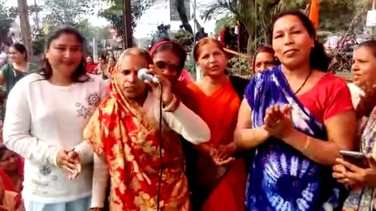 Rajgarh News Anganwadi Women shout appeal to CM Shivraj increase salary folk songs from stage