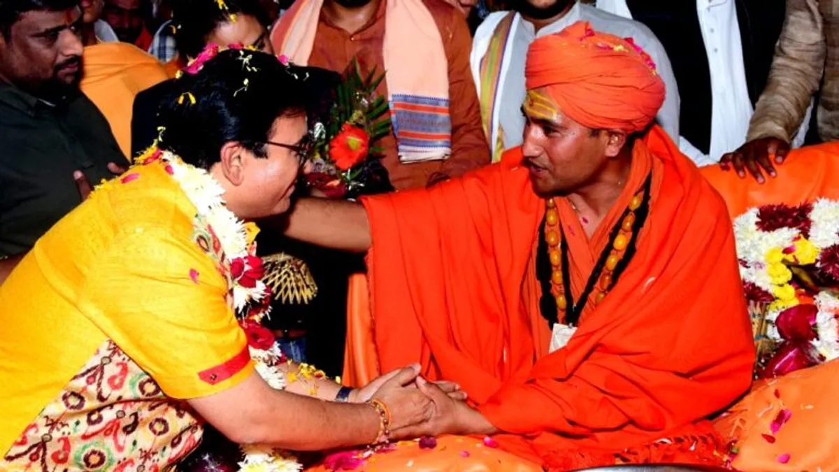 मधुसूदनानंद महाराज ने किया बागेश्वर धाम का समर्थन, कहा- सनातन की बदनामी कर रहे विधर्मी Madhusudhananand Maharaj Sanatan Dharma Sanatani repeat Mahabharata bageshwar dham controversy