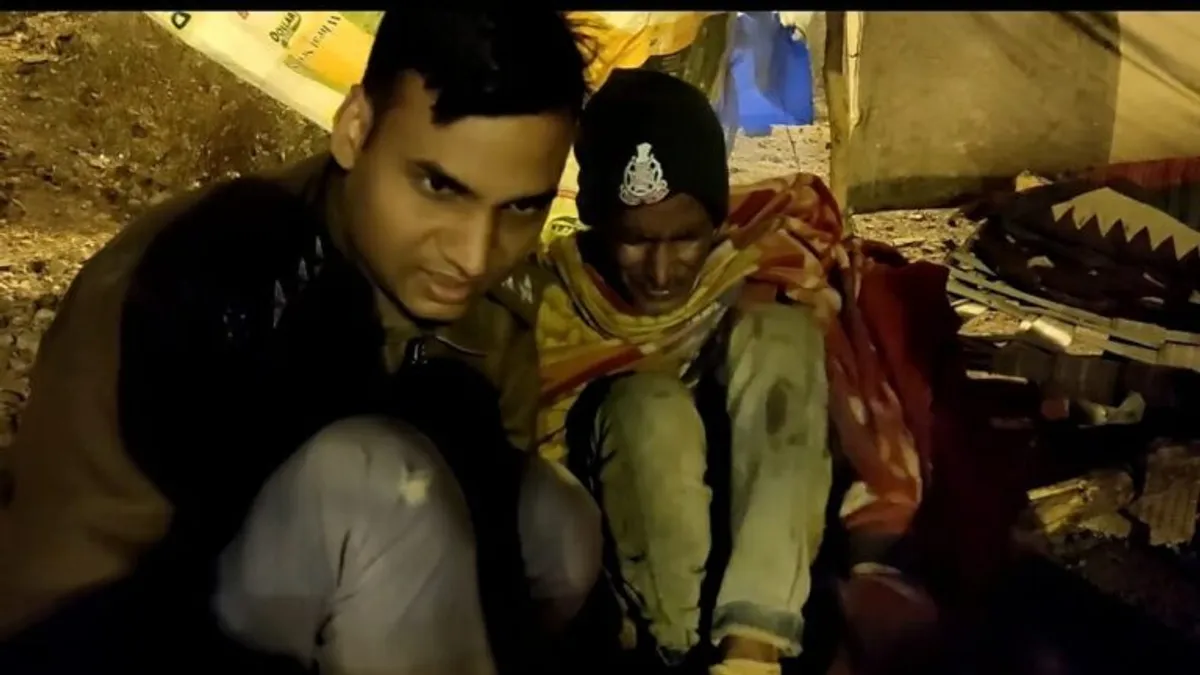 ग्वालियर: हूटर की आवाज निकालने वाले SDOP ने ठंड से कांप रहे बुजुर्ग को दिया गर्म टोपा और मौजा SDOP, GWALIOR NEWS, MP NEWS, hooter police