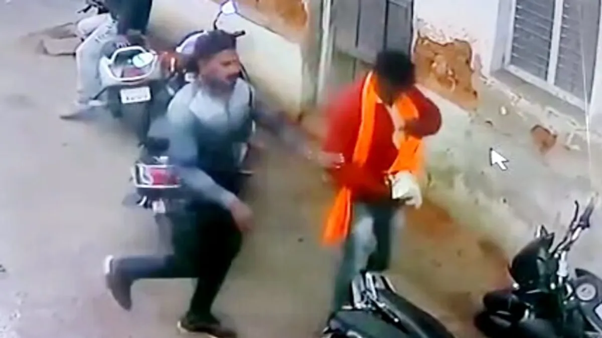 उमरिया: दिनदहाड़े स्कूटी की डिक्की से उड़ाए 5 लाख, चोरी का CCTV वीडियो वायरल Crime News, MP News, CCTV Video Viral, Umaria News