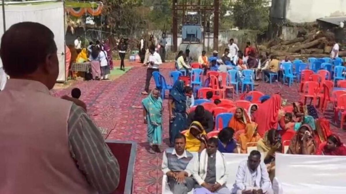 खाली कुर्सियों के सामने भाषण देते रहे केंद्रीय मंत्री फग्गन सिंह कुलस्ते, विकास यात्रा में हुई फजीहत Dindori News mp news mp politics Faggan Singh Kulaste central minister