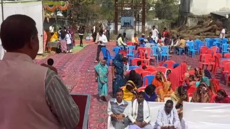 खाली कुर्सियों के सामने भाषण देते रहे केंद्रीय मंत्री फग्गन सिंह कुलस्ते, विकास यात्रा में हुई फजीहत Dindori News mp news mp politics Faggan Singh Kulaste central minister