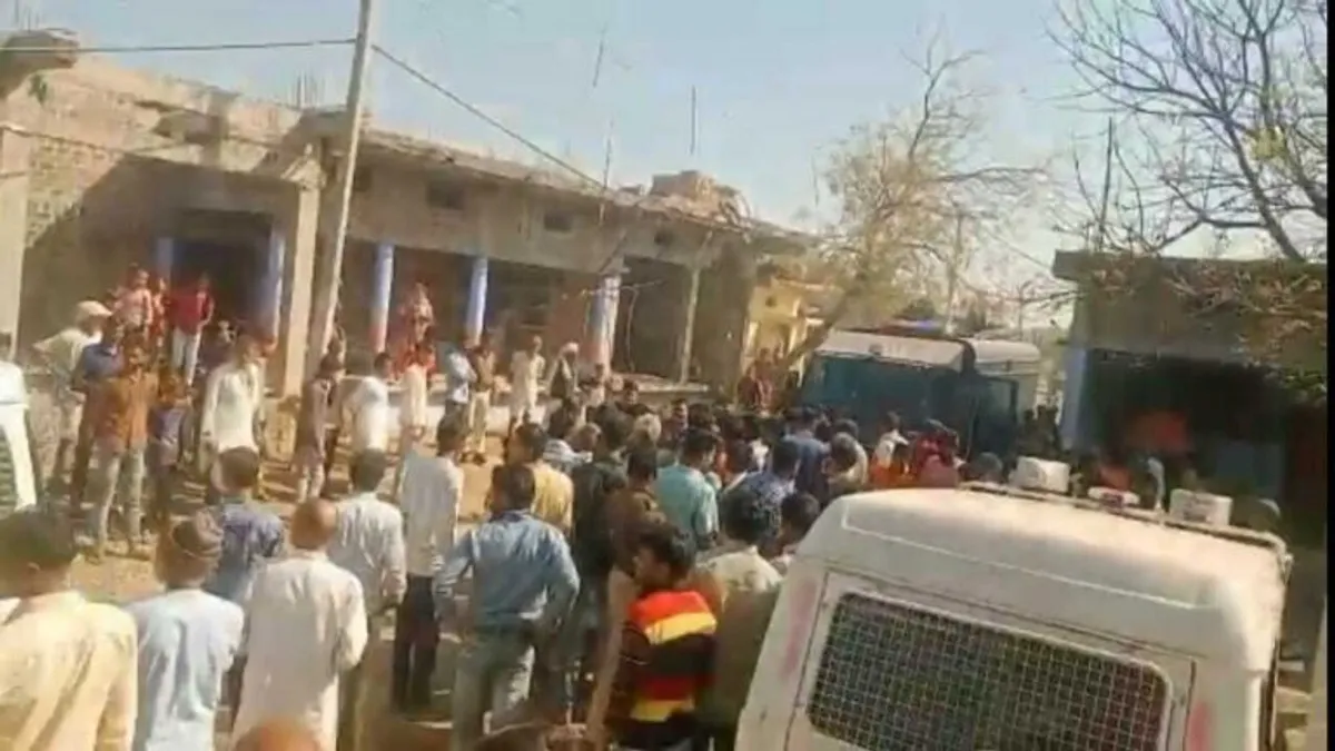 अवैध शराब पकड़ने गई पुलिस पर आरोपियों ने रास्ता रोककर किया पथराव, फिर भागे NewsTak