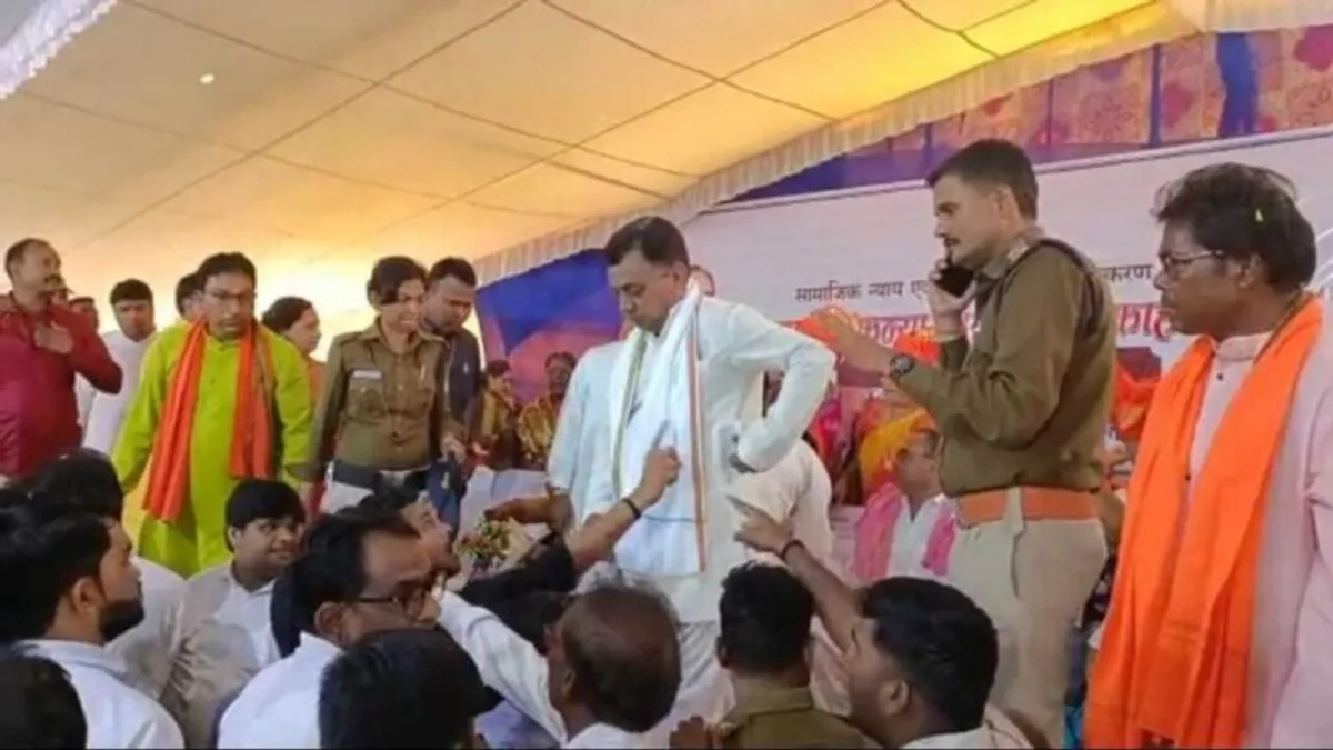 कमलनाथ के गढ़ में कांग्रेस और बीजेपी नेताओं के बीच हुई तकरार, सामूहिक विवाह समारोह में हुआ हंगामा mp political news mp news chhindwara news