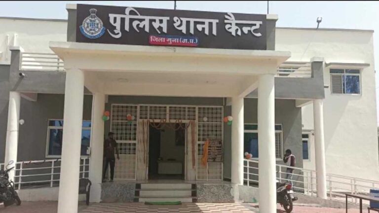 मंडी में किसानों ने आदतन चोर को पकड़ा, करेंच की फली फेंक हो जाता था फरार, इस बार पकड़ा गया guna news farmers Market thief caught Kranch Pod guna crime news