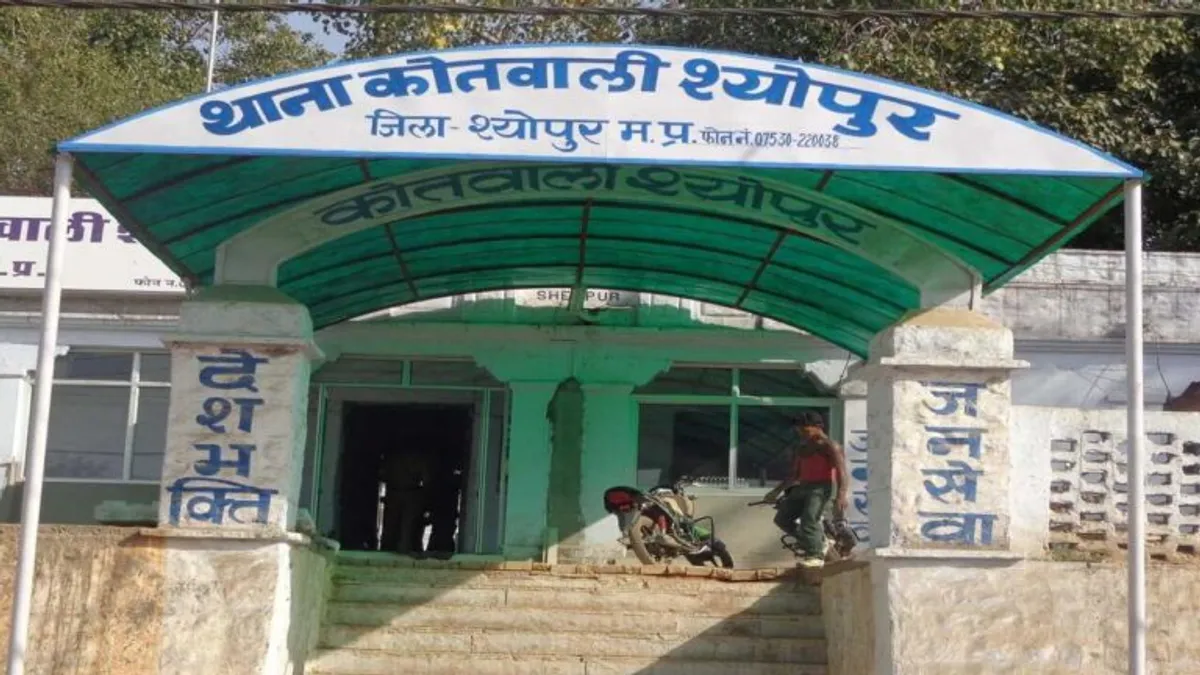 श्योपुर: खुल्ले पैसे मांगने की आड़ में गल्ले से चोरी किए ढाई लाख रुपए, सीसीटीवी कैमरे से खुलासा sheopur crime news sheopur news steal from the throat thief seen in cctv