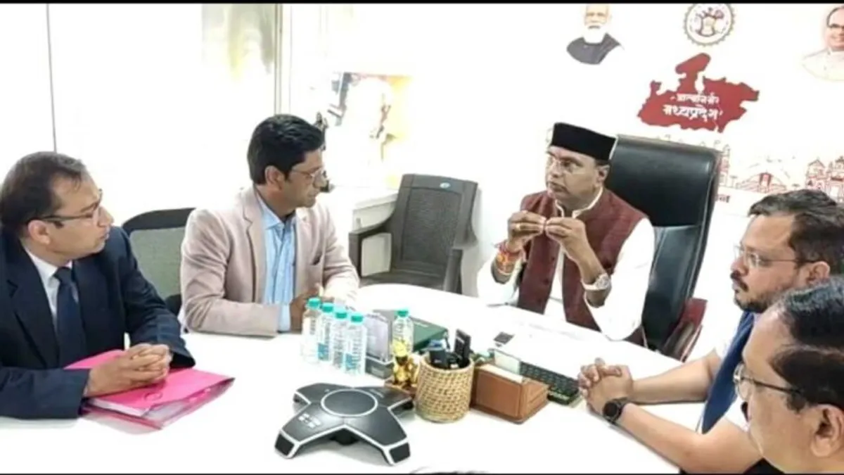 चिकित्सा शिक्षा मंत्री ने डॉक्टरों की मांगों के लिए बनाई हाई पावर कमेटी, हड़ताल हुई स्थगित mp news medical education minister Vishwas Sarang MP BJP doctors strike postponed