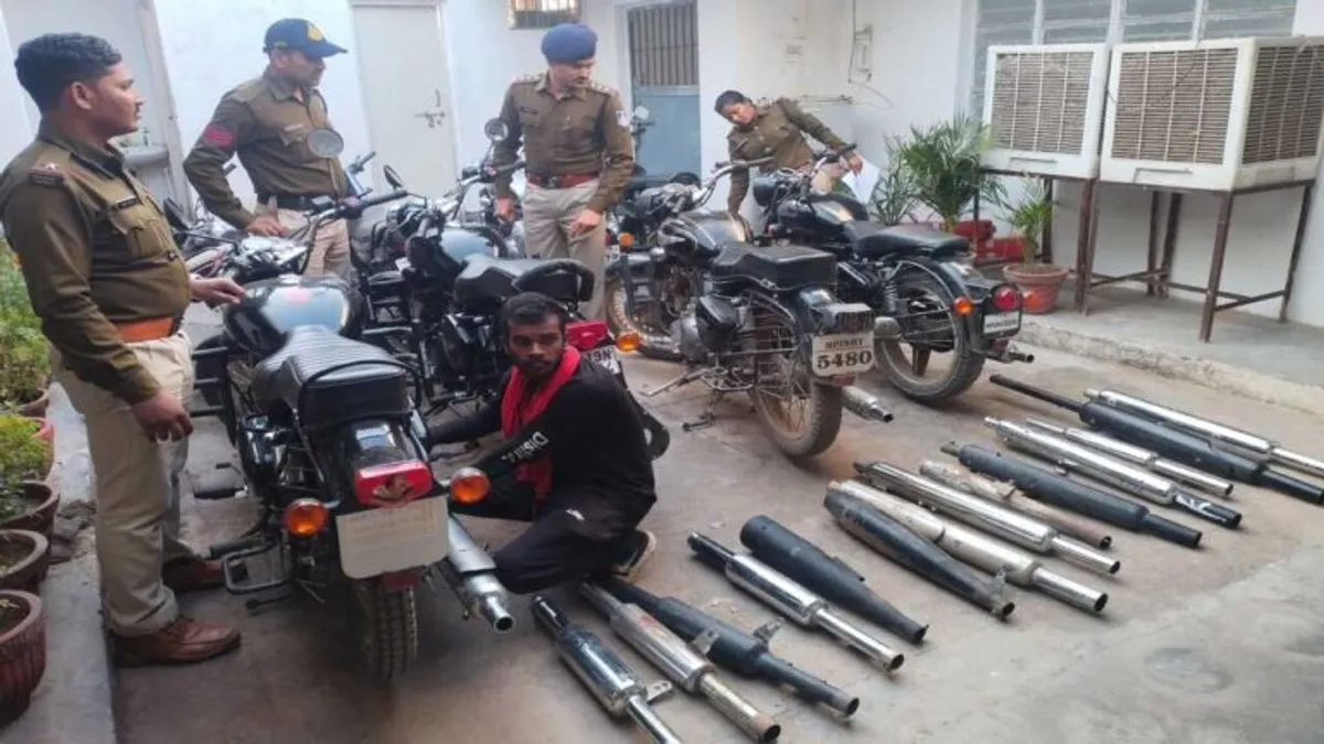 सतना में ‘बुलेट राजा’ बैन, पुलिस ने 27 बुलेट के साइलेंसर निकाले, वसूला जुर्माना satna news satna crime news bullet king mp news mp crime news
