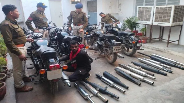 सतना में ‘बुलेट राजा’ बैन, पुलिस ने 27 बुलेट के साइलेंसर निकाले, वसूला जुर्माना satna news satna crime news bullet king mp news mp crime news