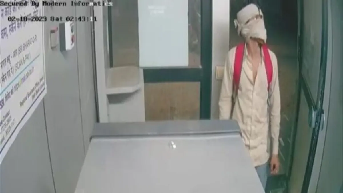 ATM से पैसे चुराने आए थे नकाबपोश बदमाश, सायरन बजते ही चौपट हो गई प्लानिंग! ATM Robbery, Robbery, Theft, Crime News, Dewas
