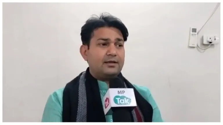 MP News, Cow Hug Day, 14 February, Harda, Valentine Day