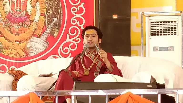 बागेश्वर धाम की होली में दिखेंगे बुंदेली परंपरा के रंग, भव्य तरीके से मनाई जाएगी tikamgarh news Bageshwar Dham Pt. Dhirendra Krishna Shastri