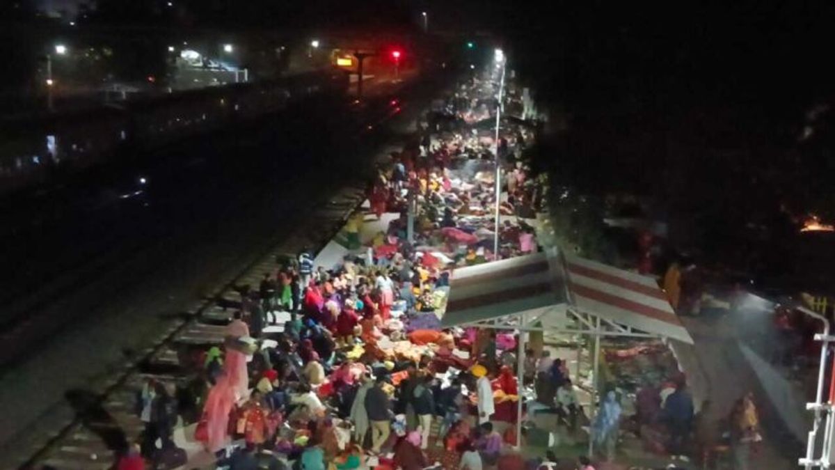 सीहोर: कुबेरेश्वर धाम के लिए आए श्रद्धालु परेशान, सड़कों, खेतों पर सोने को मजबूर sehore news Kubereshwar Dham Pt. Pradeep Mishra CM Shivraj Singh Chouhan mp news