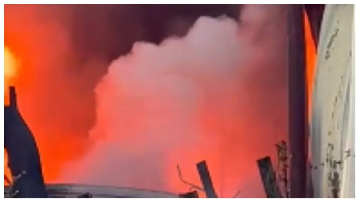इंदौर: कागज फैक्ट्री में लगी भीषण आग, लाखों का माल जलकर हुआ खाक! Fire In factory, Indore, Indore News
