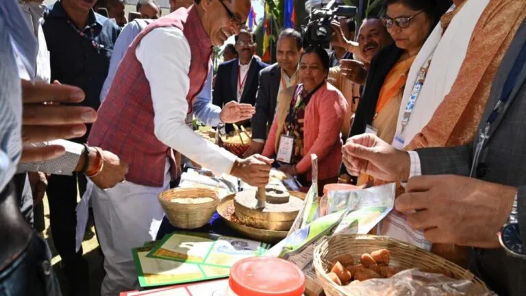 G-20: विदेशी प्रतिनिधियों के मन को भाये नरसिंहपुर और करेली के गुड़-दाल, खरीदने में दिखायी दिलचस्पी G-20 Summit, madhya pradesh, indore, Shivraj Singh Chauhan