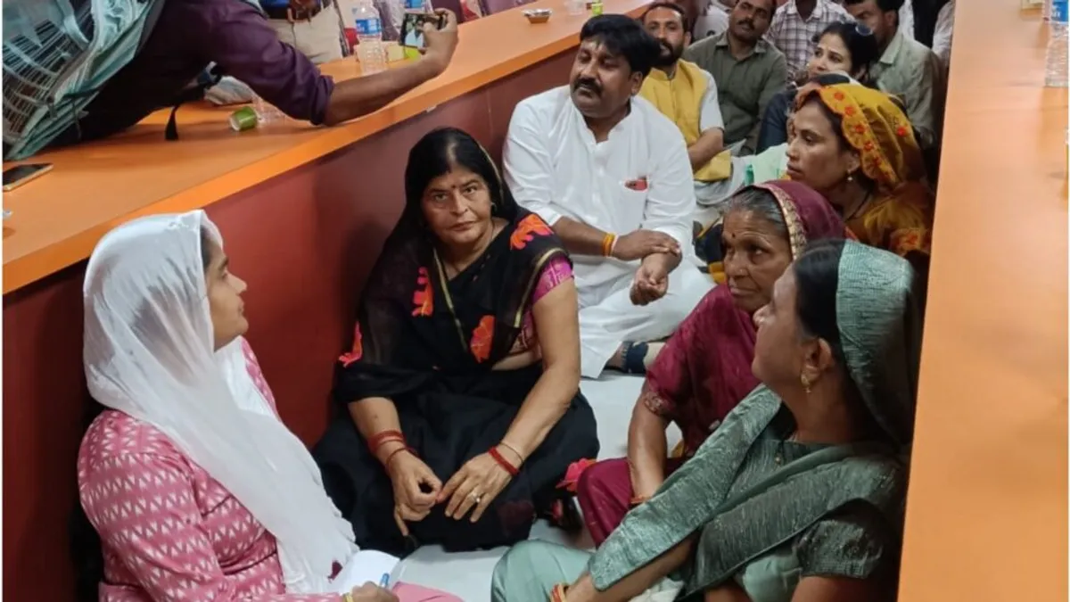 गुना नगरपालिका में पीआईसी की बैठक में हंगामा, प्रोसीडिंग न लिखने पर विपक्षी पार्षद विरोध में धरने पर बैठे gunanews, mpnews, mptak
