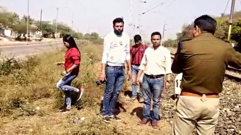 ग्वालियर: जान जोखिम में डाल रेलवे ट्रैक पर चल रहा था प्री-वेडिंग फोटो शूट, पुलिस ने बंद कराया Gwalior News Pre-wedding photo shoot railway track putting life at risk police stopped it