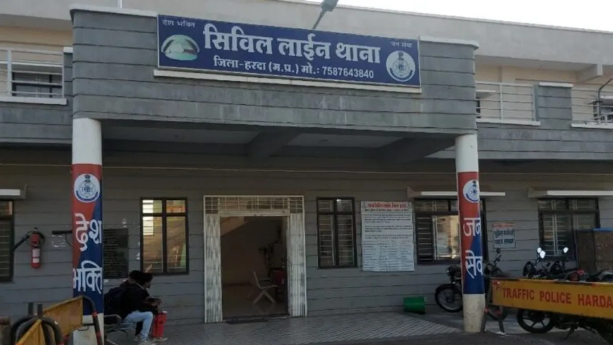महिला ने पुलिस से की शिकायत, कहा- साहब मेरा पति ‘कमजोर’, सास भी नहीं सुनती… Hrada News, MP News, Crime News, MP Police
