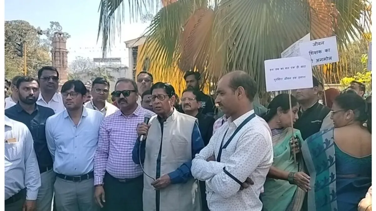 इंदौर में कॉलेज प्रिंसिपल पर पेट्रोल डाल लगाई आग, घटना से आक्रोशित शिक्षक संघ ने निकाली मौन रैली, जानें indorenews, indorecrime, crimenews, mpnews