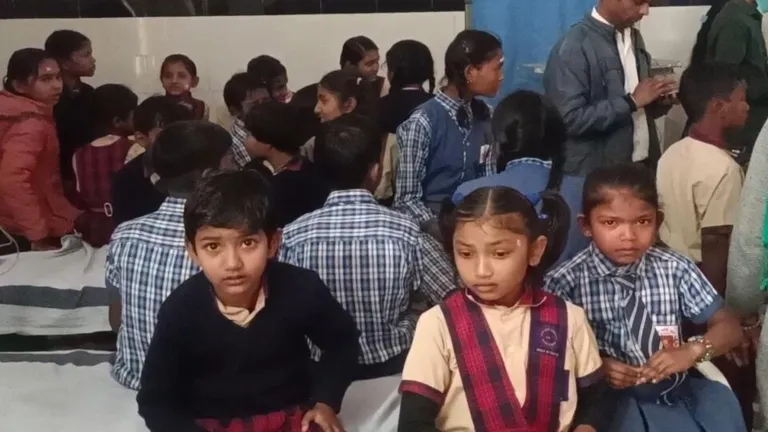 स्कूल में लंच कर रहे बच्चों पर मधुमक्खियों का हमला, 25 से ज्यादा बच्चों को काटा; मची चीख-पुकार mandlanews, mpnews, mandla, mptak