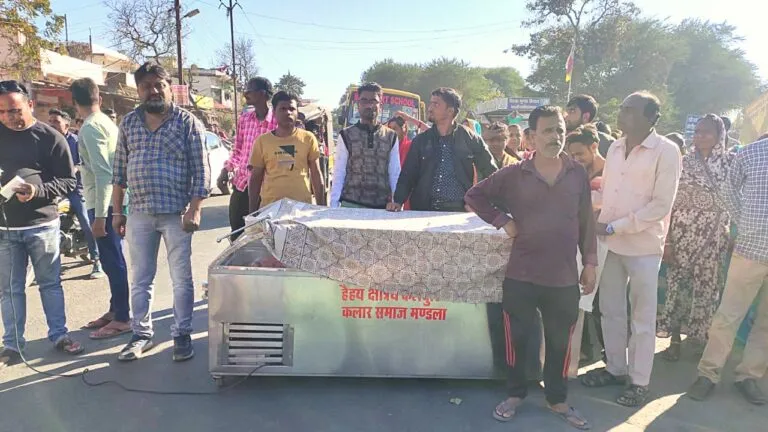 Angry people dead body on road removing road divider Mandla News