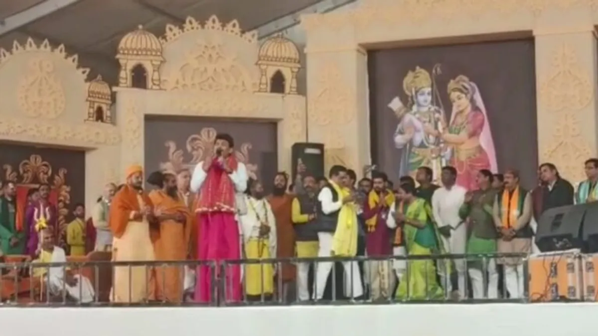 बागेश्वर धाम पहुंचे सांसद मनोज तिवारी, ‘हिंदू राष्ट्र’ बनने के विचार पर कह दी ये बड़ी बात! Bageshwar Dham, Manoj Tiwari, BJP, Chhatarpur News