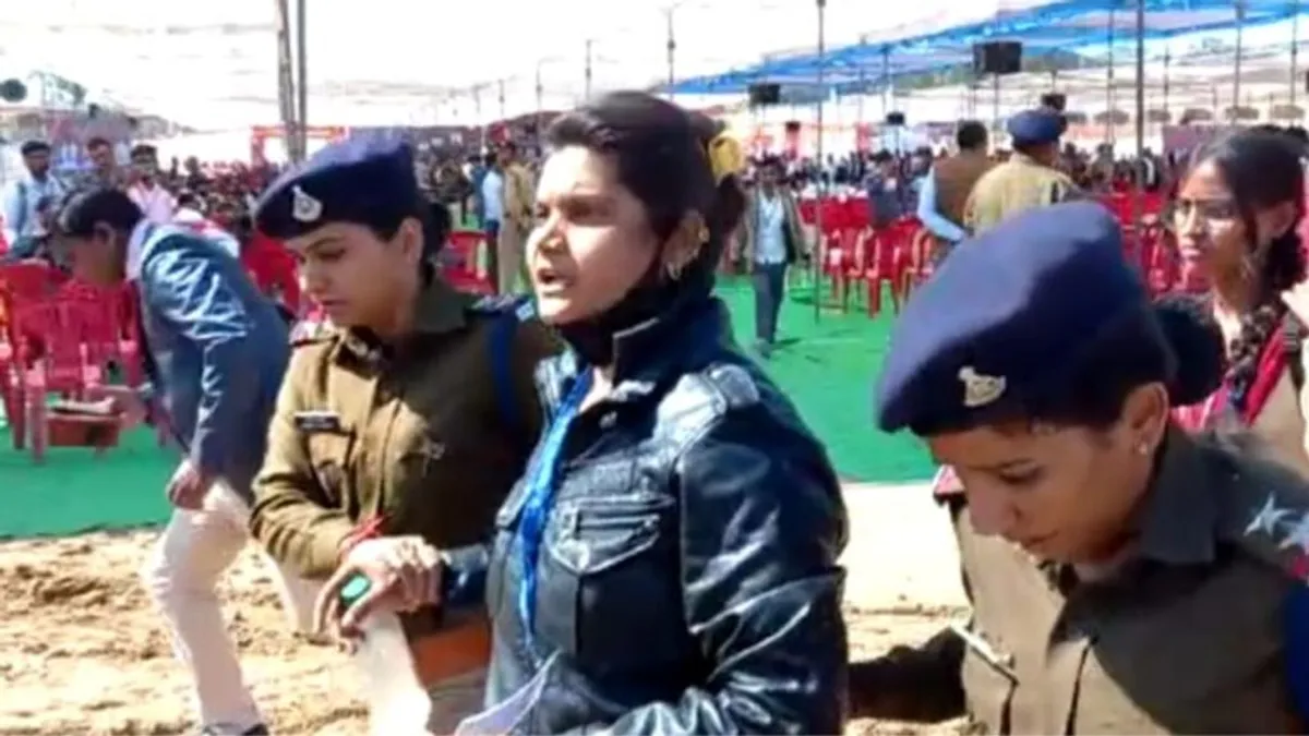 छत्रसाल यूनिवर्सिटी के दीक्षांत समारोह में छात्राओं का हंगामा, कुलपति मुर्दाबाद के लगाए नारे Ruckus in Chhatrasal University convocation girl students raised slogans vice chancellor Murdabad Chattarpur News