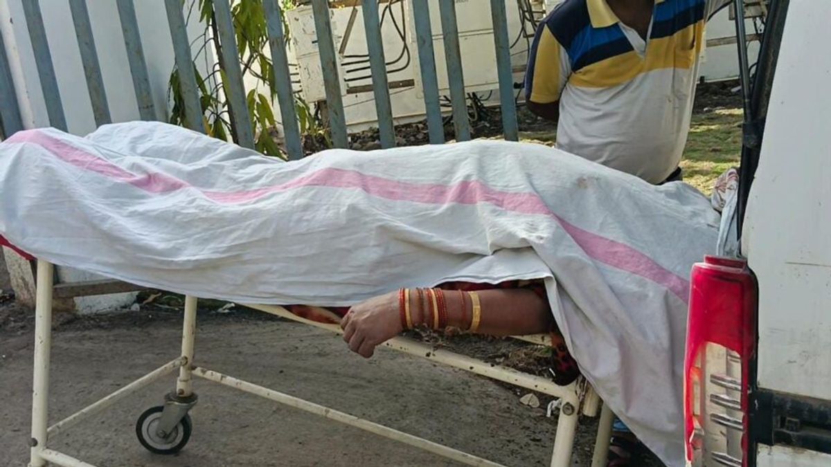 कुबेरेश्वर धाम में रुद्राक्ष के लिए लाइन में खड़ी महिला की हार्ट अटैक से मौत, महाराष्ट्र से आई थी… महाराष्ट्र से रुद्राक्ष लेने आई महिला की कुबेरेश्वर धाम में मौत