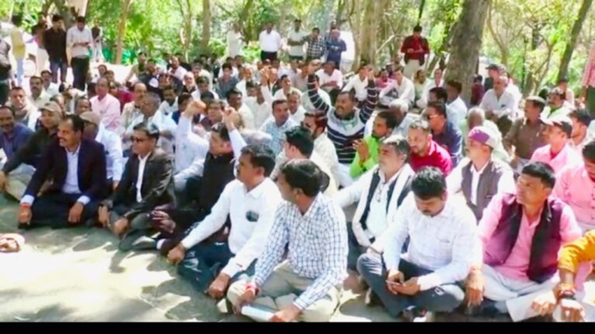 सहकारिता मंत्री अरविंद भदौरिया के बंगले का घेराव, वेतनवृद्धि समेत 4 मांगों पर अड़े कर्मचारी Protest, Cooperative Minister, Arvind Bhadoria, Protest, salary hike, 7th pay commission