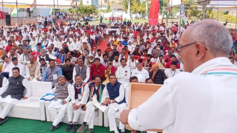 दिग्विजय सिंह सक्रिय; भोपाल में सेक्टर मंडलम की बैठक में पहुंचे, कार्यकर्ताओं से कहा- डरो नहीं, डटकर संघर्ष करो Digvijay Singh Berasia Sector Mandalam congress workers platform is open to all you can keep your point