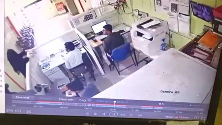 Khargone Trying to rob a bank wearing a burqa and a mask banker showed courage and caught one